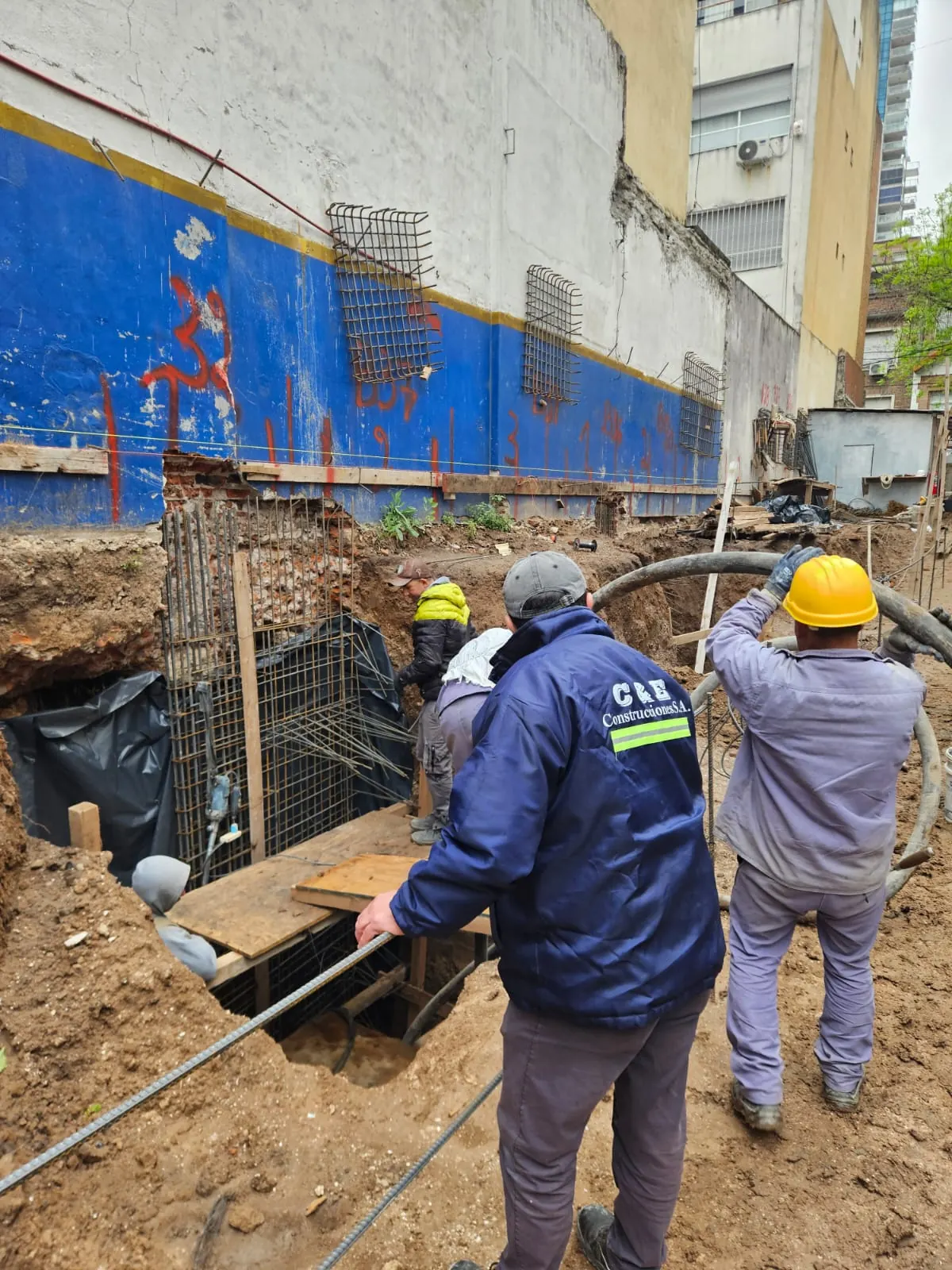 Equipo de obra en las bases de fundación