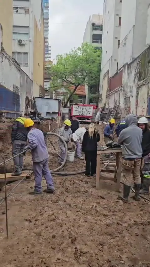 Equipo de obra reunido en el terreno