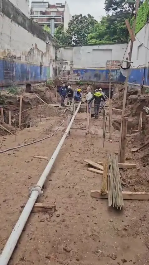 Vista general del terreno con el equipo trabajando