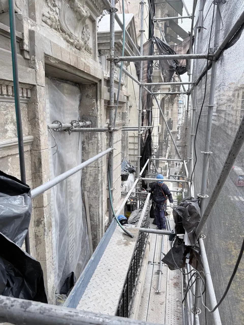 Trabajo sobre andamio a lo largo de la fachada