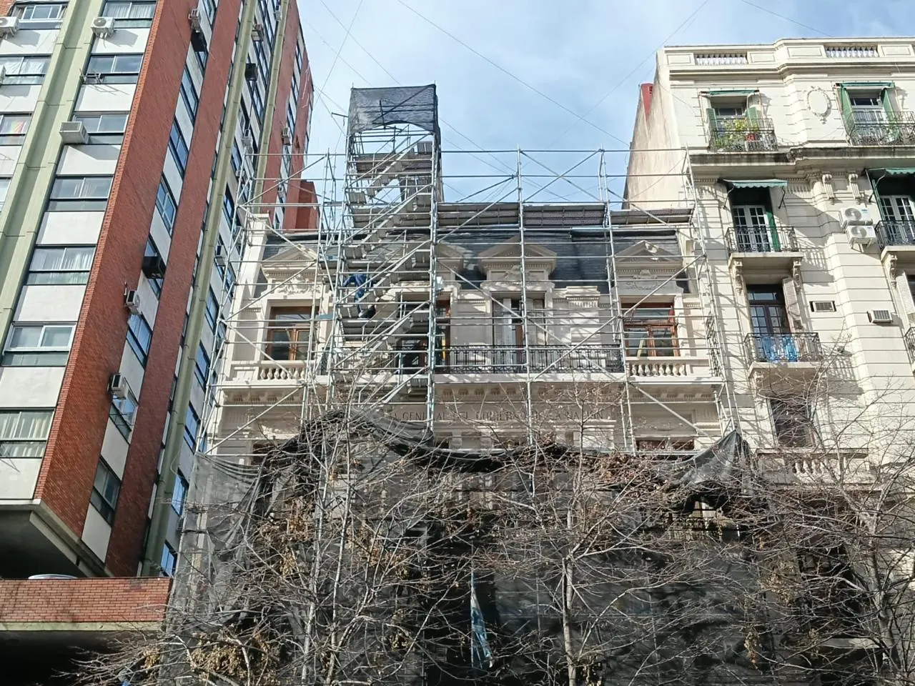 Detalle de cornisa deteriorada antes de la intervención