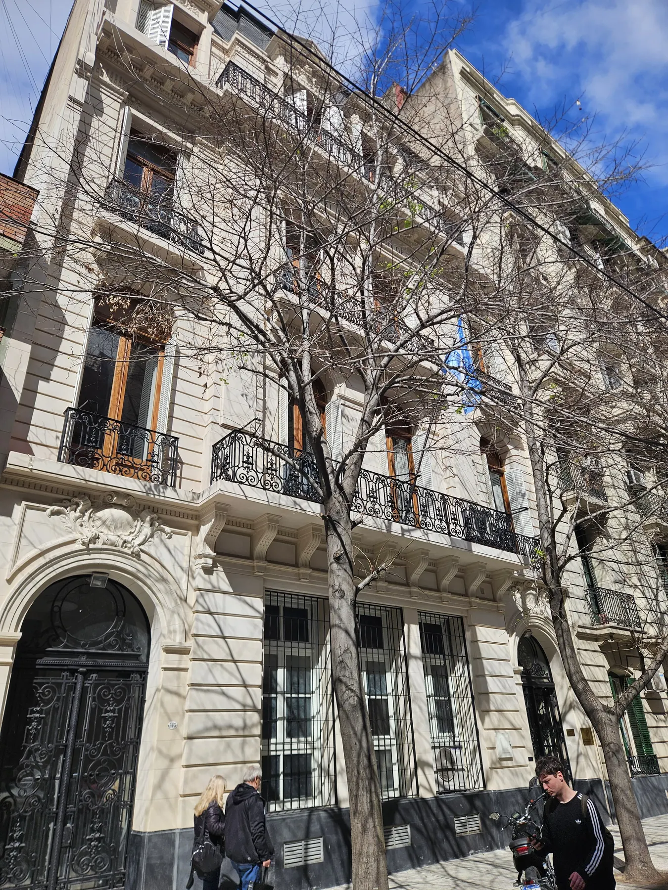 Fachada restaurada, vista frontal