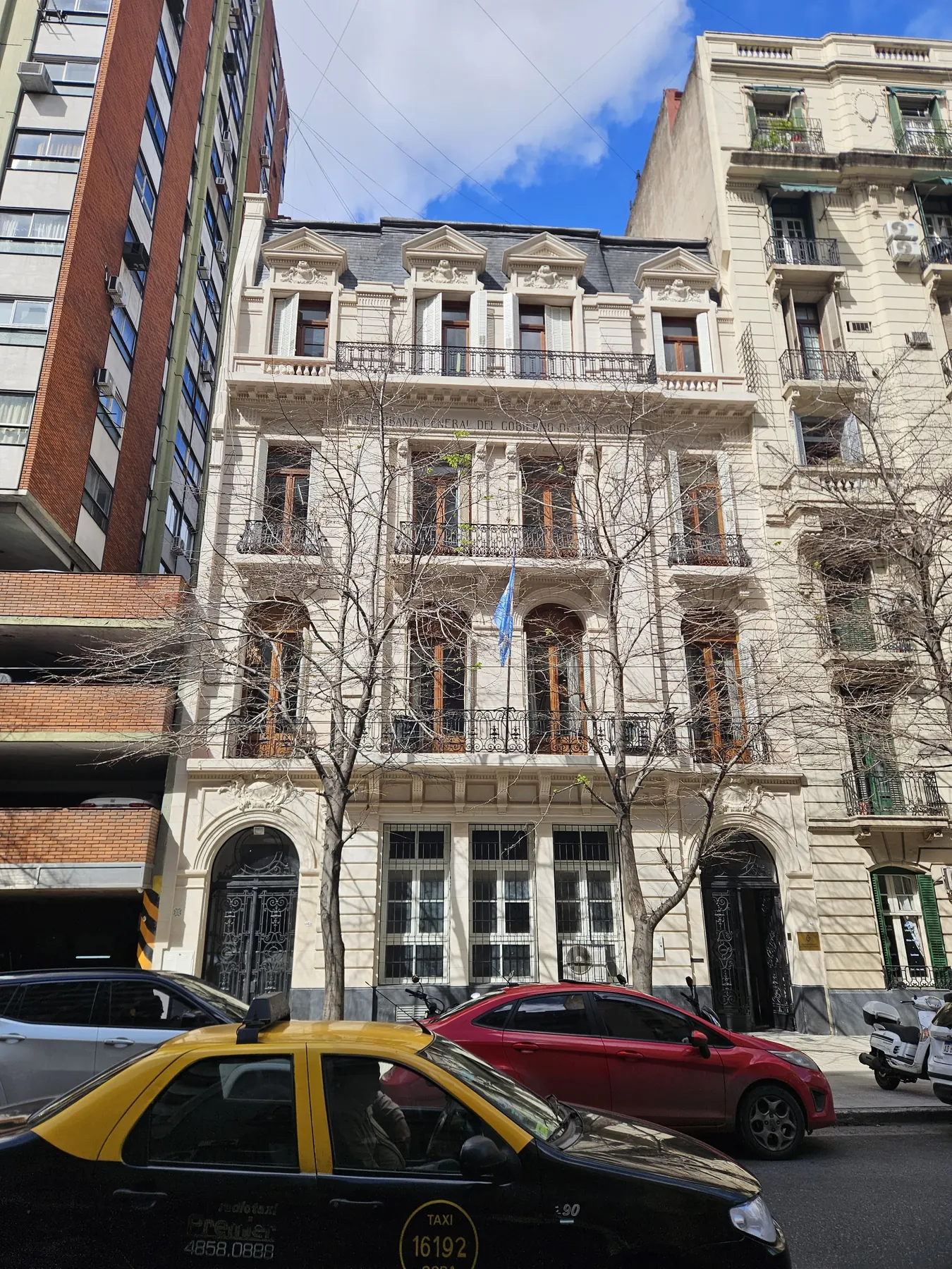 Fachada restaurada con bandera argentina