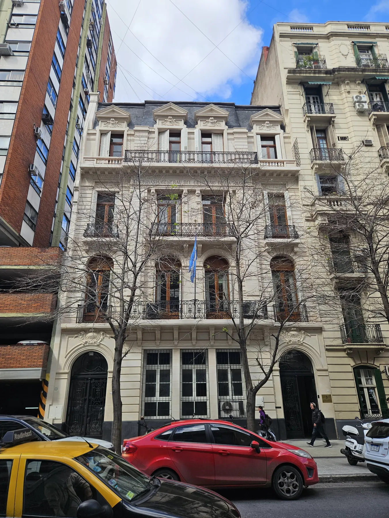 Fachada restaurada con la calle Uruguay